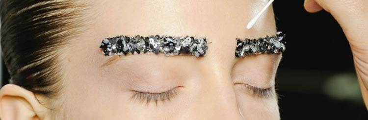 накладные брови в коллекции Chanel